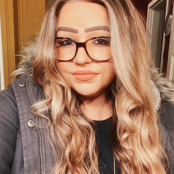 Meet your Posher, Kayla - Picture 4 of 4